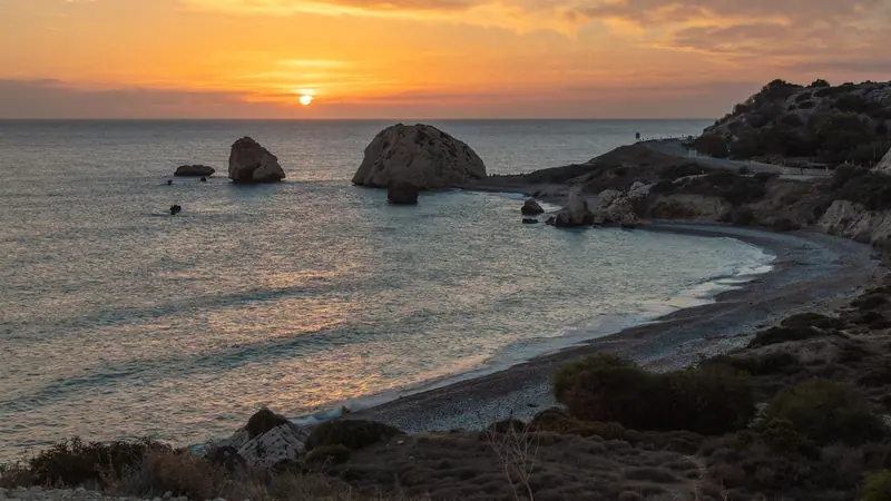 Der Aphrodite-Felsen (Petra tou Romiou) bei Paphos bei Sonnenuntergang, der mythische Geburtsort der Aphrodite