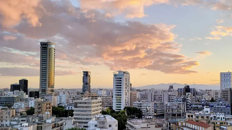Bürotürme in Nikosia unter goldenen Abendwolken