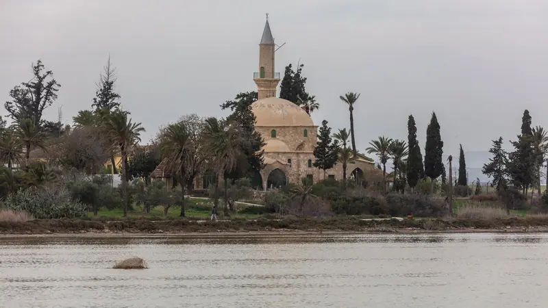Moscheea Hala Sultan Tekke pe malul Lacului Sărat din Larnaca, lângă aeroport