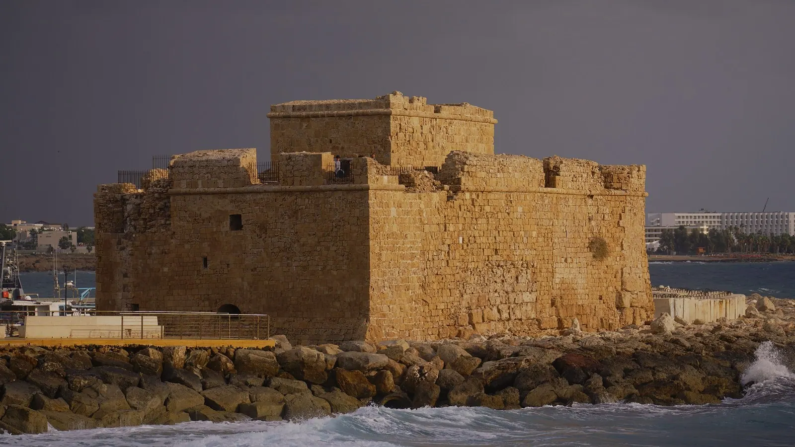 Castelul medieval din Paphos, pe malul mării, sub un cer de furtună
