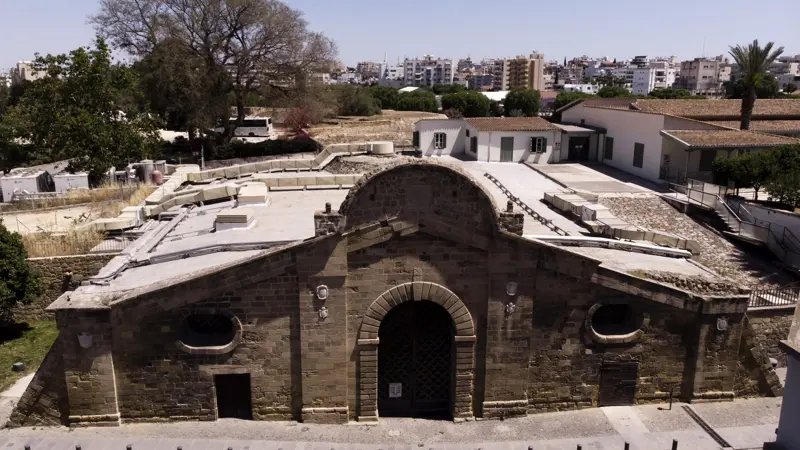 Das Famagusta-Tor in den venezianischen Stadtmauern von Nikosia, Zypern, ein steinernes Torgewölbe unter klarem Himmel, dahinter die moderne Stadt.